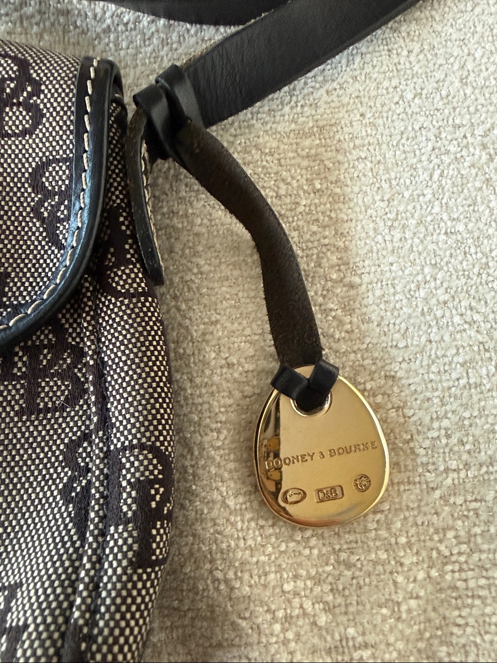 Dooney & Bourke Monogram Crossbody Bag in Black. Great condition - Picture 2 of 5